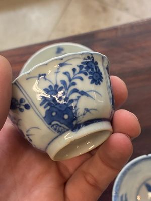 Een verzameling van 15 Chinese blauw-witte koppen en 19 schotels, Kangxi/Yongzheng — foto 39