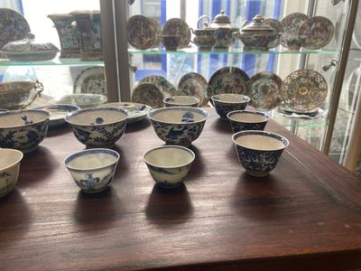Een verzameling van 15 Chinese blauw-witte koppen en 19 schotels, Kangxi/Yongzheng — foto 41