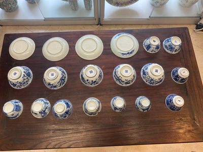 Een verzameling van 15 Chinese blauw-witte koppen en 19 schotels, Kangxi/Yongzheng — foto 42