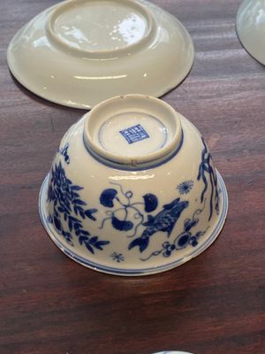 Een verzameling van 15 Chinese blauw-witte koppen en 19 schotels, Kangxi/Yongzheng — foto 44