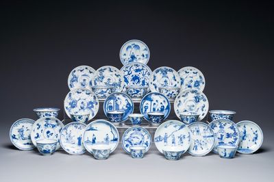 Een verzameling van 15 Chinese blauw-witte koppen en 19 schotels, Kangxi/Yongzheng