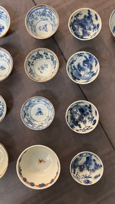 Een verzameling van 17 Chinese porseleinen koppen en 14 schotels, 18e eeuw — foto 6