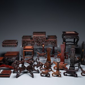 Een verzameling van 26 gevarieerde Chinese houten sokkels, 2 met marmeren blad, 19/20e eeuw — foto 1