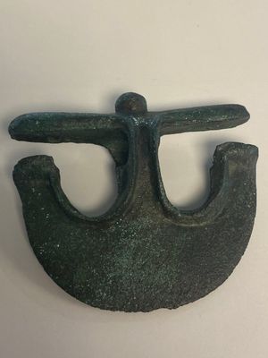 Een verzameling van 3 bronzen bijlen, een spiegel en een antropomorf idool met 2 drakenkoppen, Luristan, 2000 v.C. en eerder — foto 15