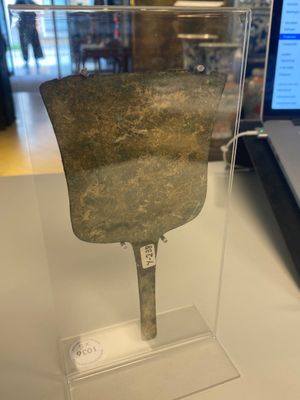 Een verzameling van 3 bronzen bijlen, een spiegel en een antropomorf idool met 2 drakenkoppen, Luristan, 2000 v.C. en eerder — foto 5