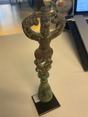 Een verzameling van 3 bronzen bijlen, een spiegel en een antropomorf idool met 2 drakenkoppen, Luristan, 2000 v.C. en eerder — foto 8