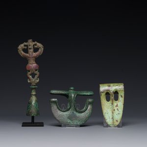 Een verzameling van 3 bronzen bijlen, een spiegel en een antropomorf idool met 2 drakenkoppen, Luristan, 2000 v.C. en eerder — foto 3