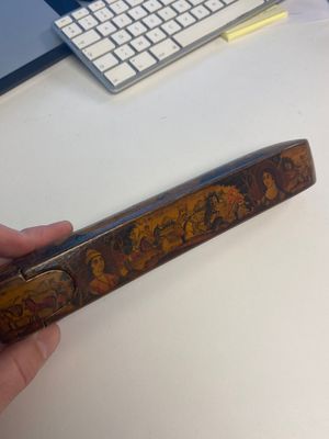 Een verzameling van acht gelakte papier-maché pennendozen of qalamdans, Qajar, Perzië, 19e eeuw — foto 17