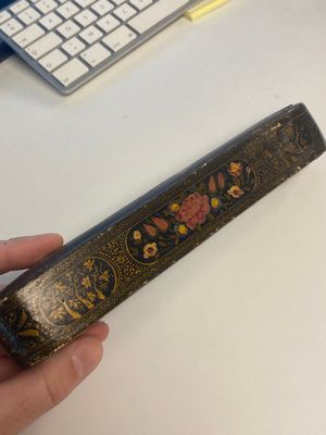Een verzameling van acht gelakte papier-maché pennendozen of qalamdans, Qajar, Perzië, 19e eeuw — foto 28