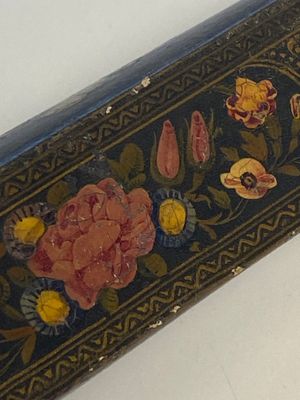 Een verzameling van acht gelakte papier-maché pennendozen of qalamdans, Qajar, Perzië, 19e eeuw — foto 30