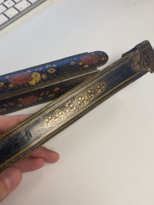 Een verzameling van acht gelakte papier-maché pennendozen of qalamdans, Qajar, Perzië, 19e eeuw — foto 34