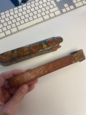 Een verzameling van acht gelakte papier-maché pennendozen of qalamdans, Qajar, Perzië, 19e eeuw — foto 55