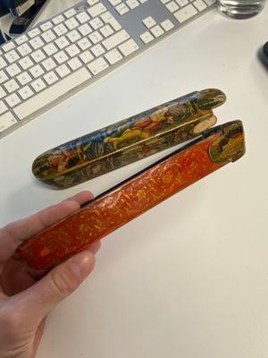 Een verzameling van acht gelakte papier-maché pennendozen of qalamdans, Qajar, Perzië, 19e eeuw — foto 99