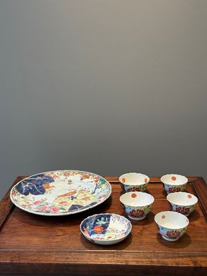 Een verzameling van zeven stukken Chinees famille rose porselein met 'tabaksbladeren', Qianlong — foto 1
