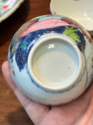 Een verzameling van zeven stukken Chinees famille rose porselein met 'tabaksbladeren', Qianlong — foto 11