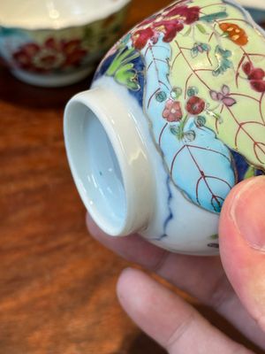 Een verzameling van zeven stukken Chinees famille rose porselein met 'tabaksbladeren', Qianlong — foto 22
