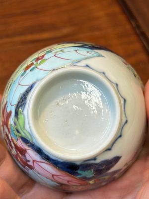 Een verzameling van zeven stukken Chinees famille rose porselein met 'tabaksbladeren', Qianlong — foto 25
