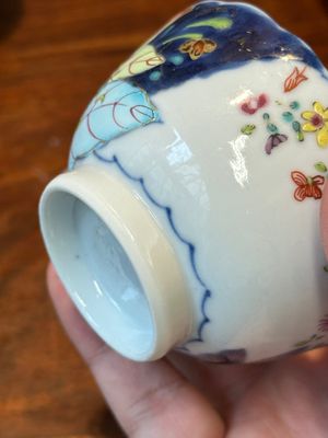 Een verzameling van zeven stukken Chinees famille rose porselein met 'tabaksbladeren', Qianlong — foto 26