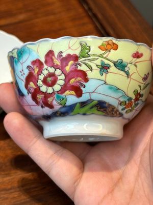 Een verzameling van zeven stukken Chinees famille rose porselein met 'tabaksbladeren', Qianlong — foto 27