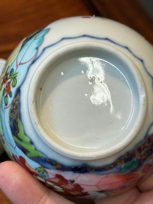 Een verzameling van zeven stukken Chinees famille rose porselein met 'tabaksbladeren', Qianlong — foto 31