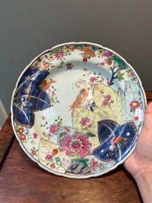 Een verzameling van zeven stukken Chinees famille rose porselein met 'tabaksbladeren', Qianlong — foto 33