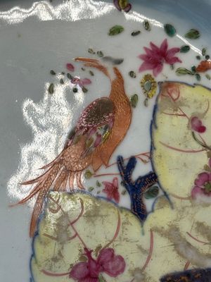 Een verzameling van zeven stukken Chinees famille rose porselein met 'tabaksbladeren', Qianlong — foto 37