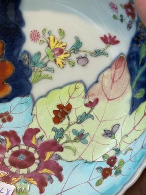 Een verzameling van zeven stukken Chinees famille rose porselein met 'tabaksbladeren', Qianlong — foto 4