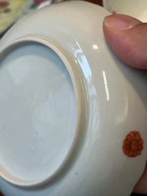 Een verzameling van zeven stukken Chinees famille rose porselein met 'tabaksbladeren', Qianlong — foto 6
