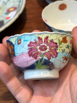 Een verzameling van zeven stukken Chinees famille rose porselein met 'tabaksbladeren', Qianlong — foto 8