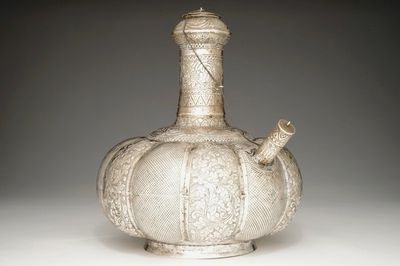 Een verzilverde koperen kendi, Mongools India, 18/19e eeuw