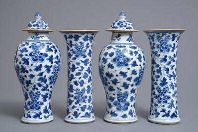 Een vierdelig Chinees blauwwit kaststel met floraal decor, Kangxi