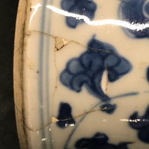 Een vierdelig Chinees blauwwit kaststel met floraal decor, Kangxi — foto 17