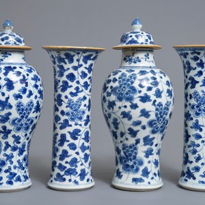 Een vierdelig Chinees blauwwit kaststel met floraal decor, Kangxi — foto 2
