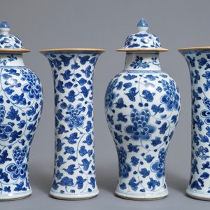 Een vierdelig Chinees blauwwit kaststel met floraal decor, Kangxi — foto 4