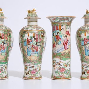 Een vierdelig kaststel in Chinees famille rose porselein, Canton, 19e eeuw — foto 1