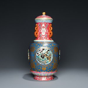 Een vierdelige Chinese opengewerkte en draaiende famille rose vaas, Qianlong merk, Republiek — foto 1
