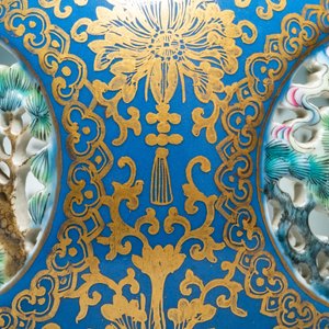 Een vierdelige Chinese opengewerkte en draaiende famille rose vaas, Qianlong merk, Republiek — foto 18