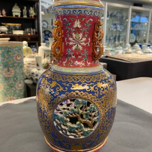 Een vierdelige Chinese opengewerkte en draaiende famille rose vaas, Qianlong merk, Republiek — foto 28