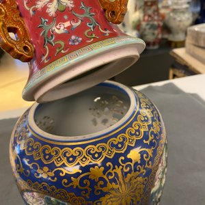 Een vierdelige Chinese opengewerkte en draaiende famille rose vaas, Qianlong merk, Republiek — foto 34