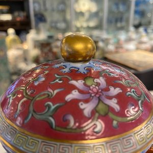 Een vierdelige Chinese opengewerkte en draaiende famille rose vaas, Qianlong merk, Republiek — foto 45