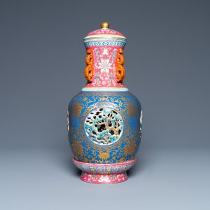 Een vierdelige Chinese opengewerkte en draaiende famille rose vaas, Qianlong merk, Republiek — foto 5