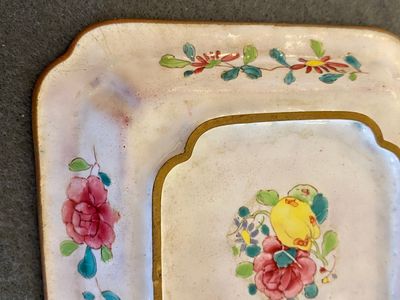 Een vierkant Chinees schoteltje met een wijndrinkende geleerde in Canton email, Yongzheng/Qianlong — foto 4