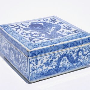 Een vierkante blauw-witte Chinese dekseldoos met drakendecor, Kangxi — foto 1