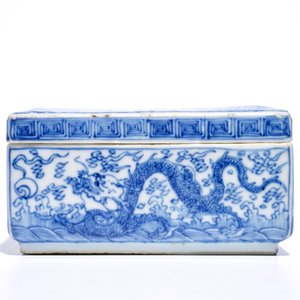 Een vierkante blauw-witte Chinese dekseldoos met drakendecor, Kangxi — foto 5