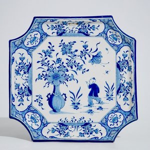 Een vierkante blauw-witte Delftse plaquette met chinoiseriedecor, midden 18e eeuw — foto 1