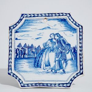 Een vierkante blauw-witte Delftse plaquette met pastoraal decor, midden 18e eeuw — foto 1