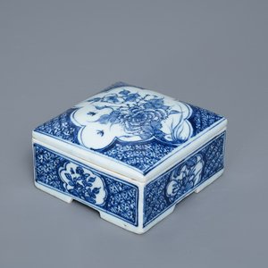 Een vierkante Chinese blauw-witte dekseldoos, Ming — foto 1