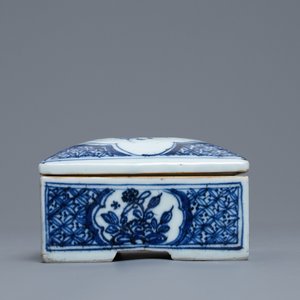 Een vierkante Chinese blauw-witte dekseldoos, Ming — foto 3