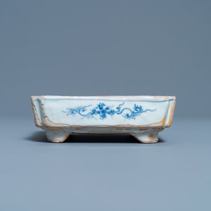 Een vierkante Chinese blauw-witte ko-sometsuke kom op vier pootjes voor de Japanse markt, Tianqi/Chongzhen — foto 3