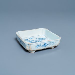 Een vierkante Chinese blauw-witte ko-sometsuke kom op vier pootjes voor de Japanse markt, Tianqi/Chongzhen — foto 7